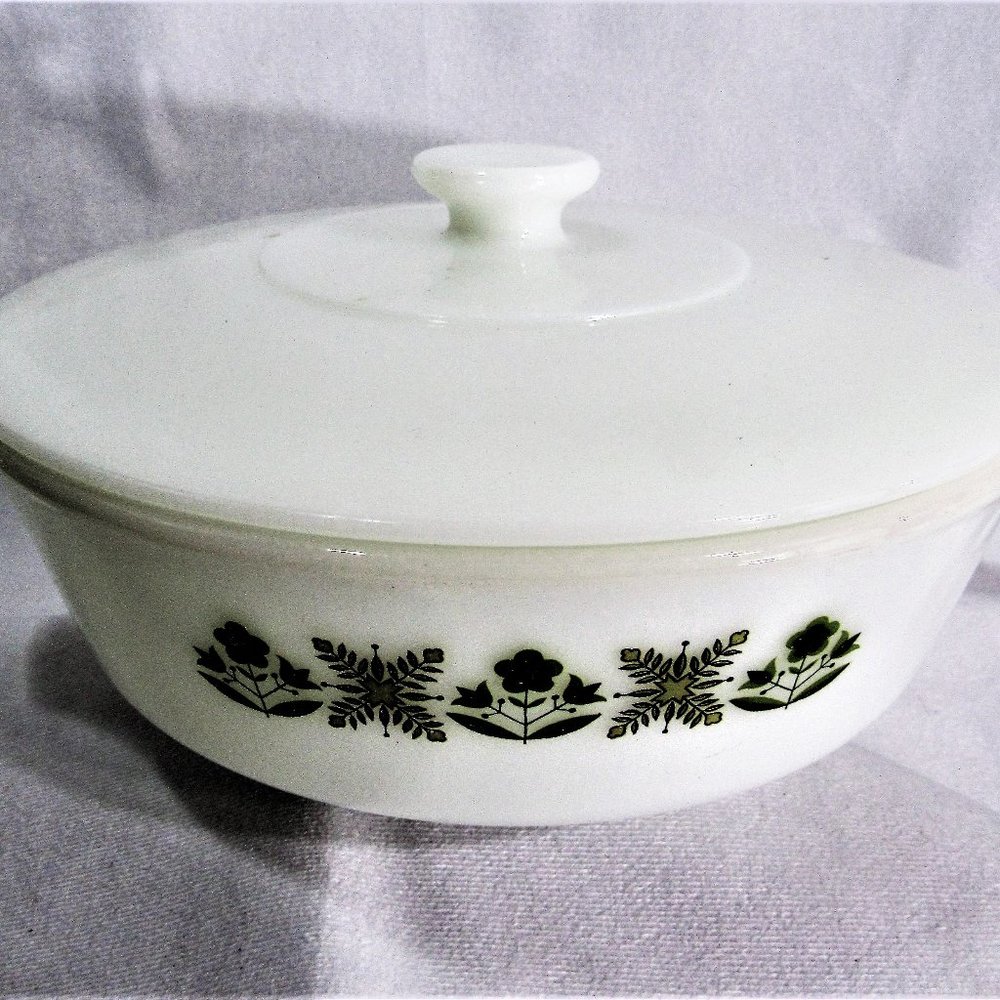 FIRE KING ANCHOR HOCKING OVENWARE MILK GLASS CASSEROLE + COVER MEADOW GREEN 9" - Picture 9 of 10